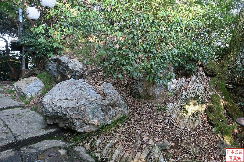 岐阜城 煙硝蔵・天下第一の門・一の門 一の門右手のようす。一番手前の石がかつて石垣を構成しており、かつては建っていたものが現在は左側に倒れている。
