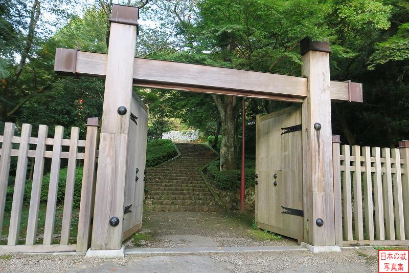 岐阜城 信長居館跡 表空間 信長居館跡入口の冠木門。近年雰囲気を伝えるために建てられたもの