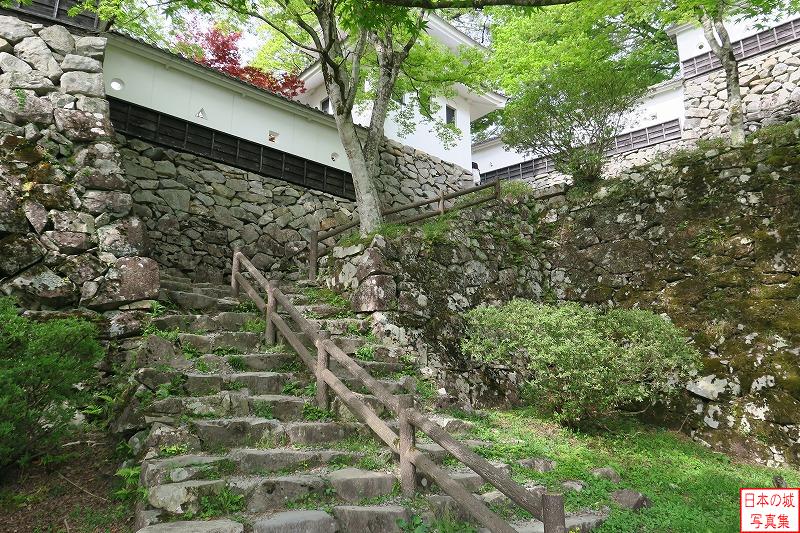 郡上八幡城 北側隅櫓 櫓に登る階段。石の階段が良い雰囲気。石垣に囲まれたヤバイところに登っていく感が満載である