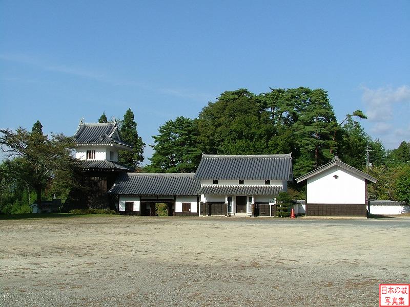 岩村城 藩主邸 藩主邸跡のようす。一番左が太鼓櫓