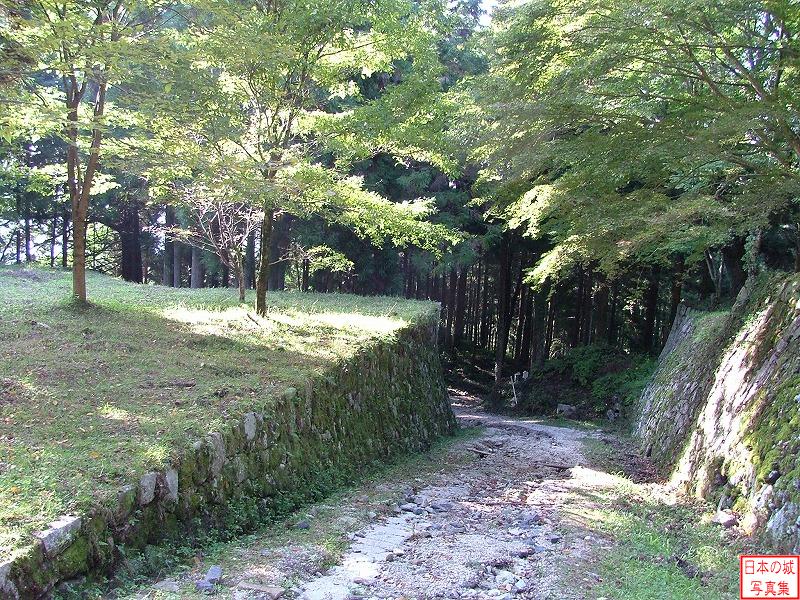 岩村城 三の丸 城内通路。追手門方面を見る