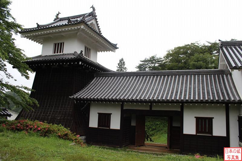 岩村城 長屋門 内側から見る長屋門と太鼓櫓（左）