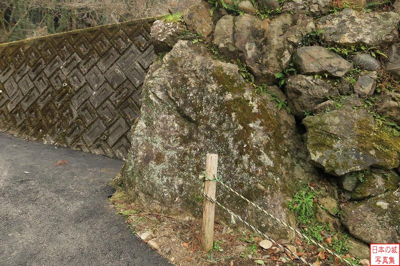 金山城 米蔵 虎口石垣には巨石が用いられている。いわゆる鏡石か。