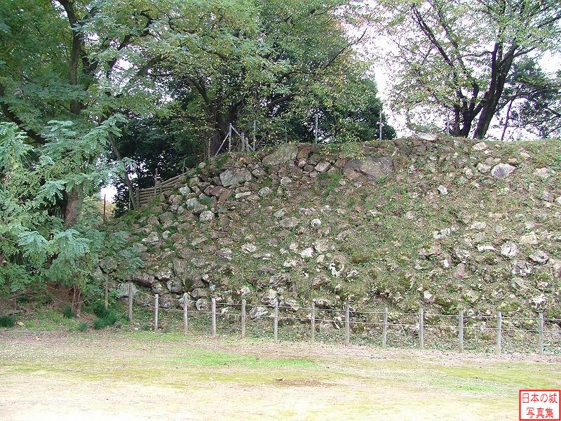 加納城 加納城 本丸北面の石垣。虎口付近は総石垣である