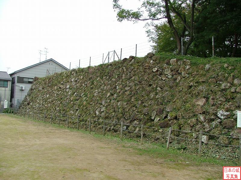 加納城 加納城 本丸北面の石垣。虎口付近は総石垣である