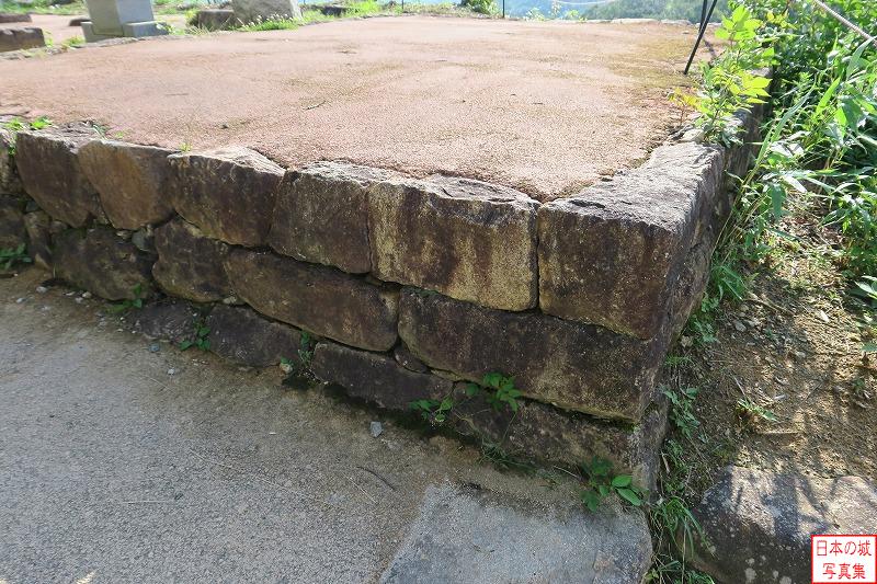 苗木城 具足蔵跡・武器蔵跡 具足蔵跡の石垣。少し粗いが整形された石が布積みされている。