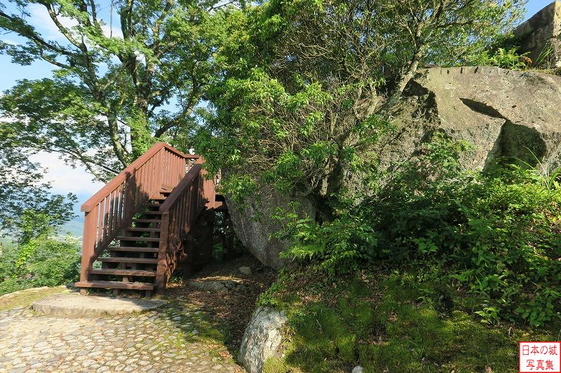 苗木城 本丸 天守跡への階段。右の巨石には矢穴が見える