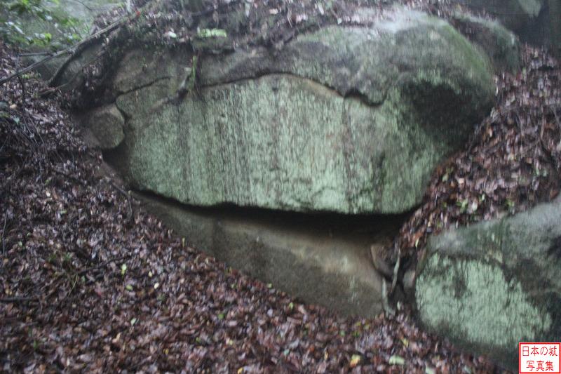 妻木城 山頂部 主郭へ向かう途中の巨石