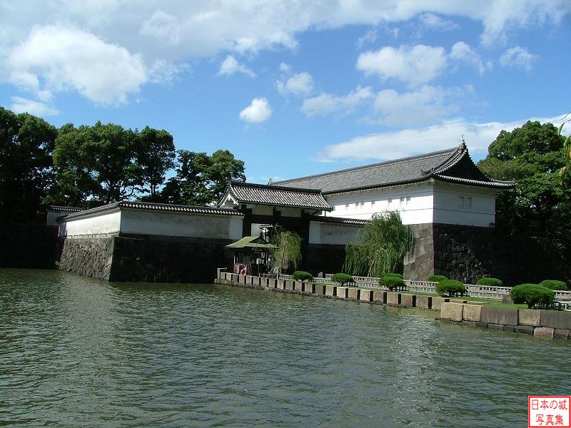 江戸城 大手門（高麗門） 大手門。太平洋戦争の戦災で失われたのち、昭和43年に再建された。