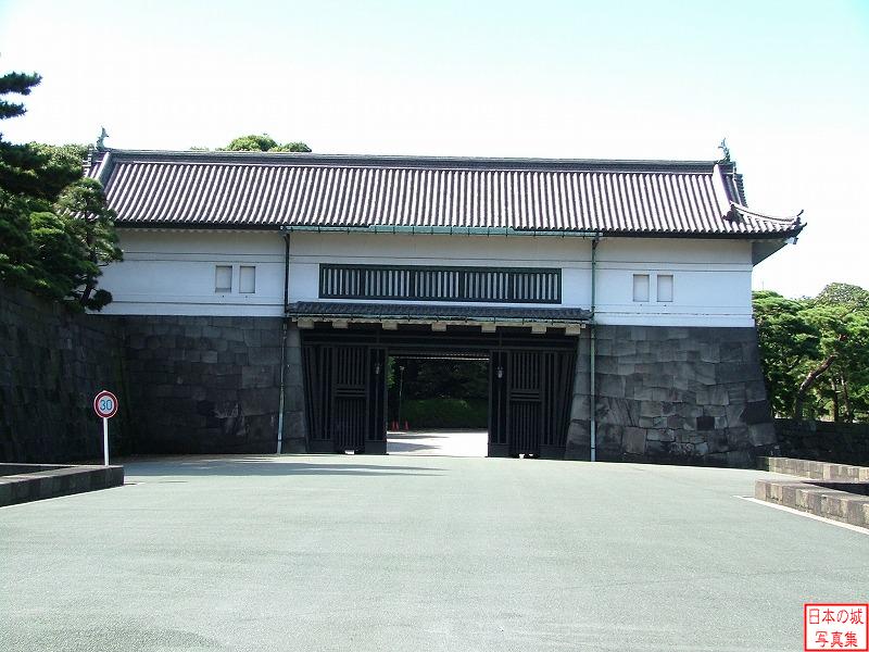 江戸城 坂下門 坂下門を正面から見る。立派な櫓門である