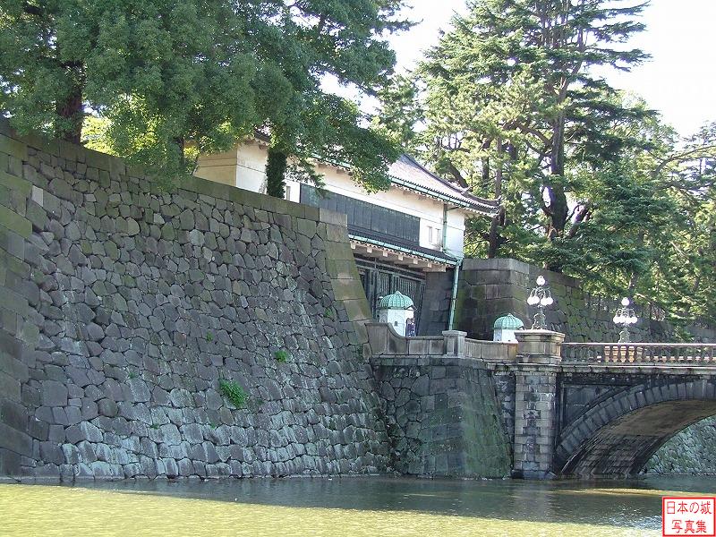 江戸城 西の丸大手門 西の丸大手門。皇居正門として現在でも機能しており、しっかりと門扉が閉まっている。