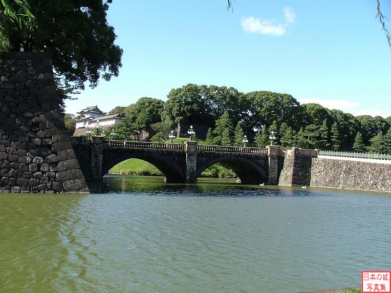 江戸城 二重橋 皇居正門石橋。奥に小さく伏見櫓が見える。伏見櫓は江戸時代から現存する数少ない櫓の一つ。