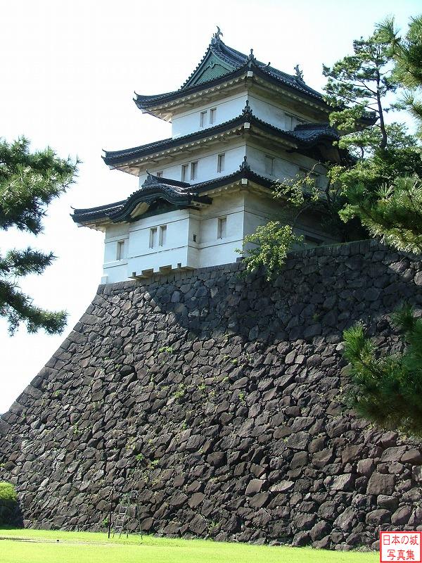 江戸城 富士見櫓 石垣上に建つ富士見櫓。天守が焼失したのちは、天守の代用の役割を果たした。