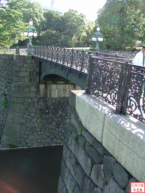 江戸城 二重橋 二重橋を橋の脇から見る