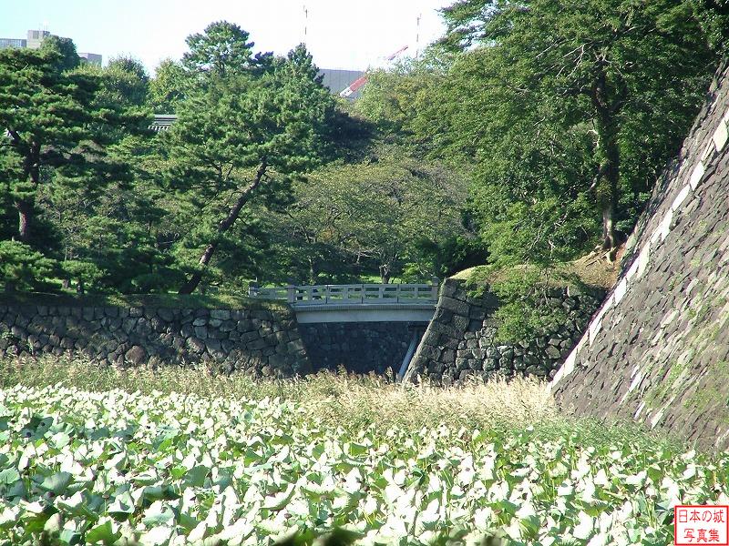 江戸城 富士見多聞櫓・蓮池濠 奥に見える橋は、本丸と西の丸を結ぶ西桔橋門前の橋
