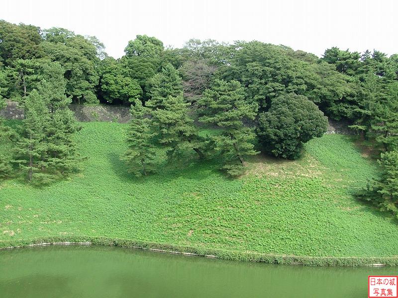 江戸城 半蔵門 桜田濠と土塁。上部には石垣が見える
