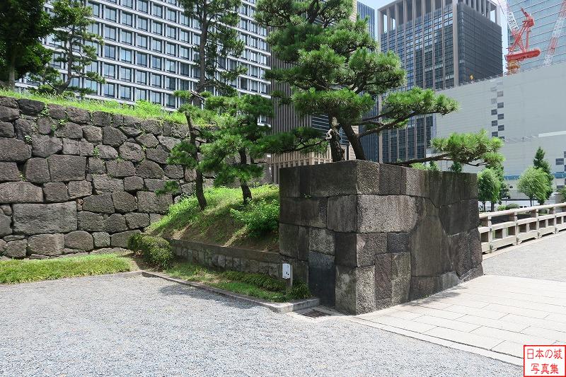 江戸城 和田倉門 和田倉門右側の石垣を枡形内から見る。手前の石垣と松、奥に高層ビルとクレーンというコントラスト