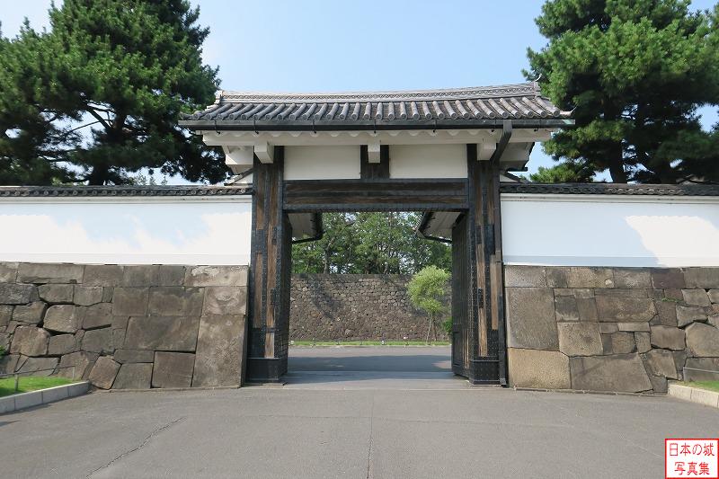 江戸城 外桜田門高麗門 外桜田門の高麗門を外側から。現在は「桜田門」と呼ばれているが、当時は「外桜田門」と呼ばれていた。門の名前は古代からこの地が桜田と呼ばれたことに由来する。