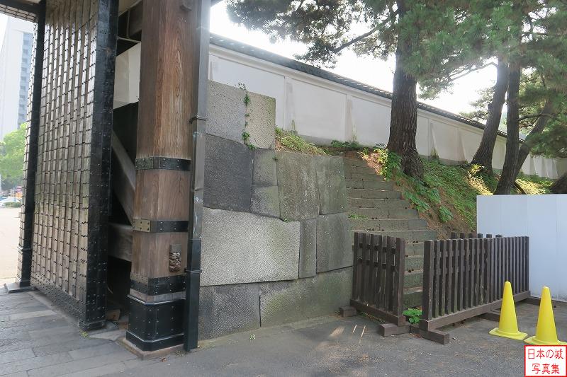 江戸城 外桜田門高麗門 外桜田門高麗門の内側右手のようす。土塁上に登る階段が見える