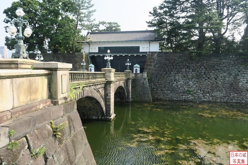 江戸城 西の丸大手門 西の丸大手門と手前の皇居正門石橋