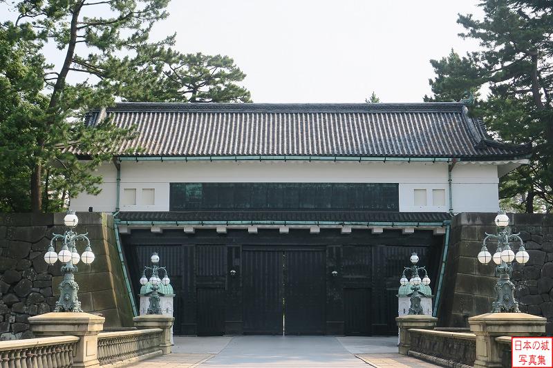 江戸城 西の丸大手門 西の丸大手門。江戸時代から現存する建物。現在は皇居正門となっているため、柵が設けられて門に近づけない上に、警備員が配備され厳重に守られている。