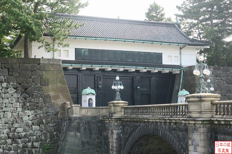 江戸城 西の丸大手門 西の丸大手門と手前の皇居正門石橋。皇居正門として現在でも機能しており、しっかりと門扉が閉まっている。
