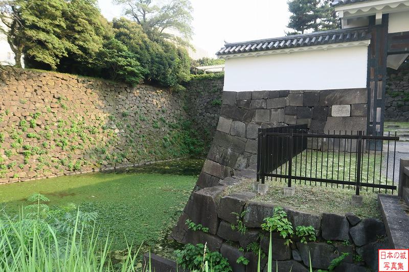 江戸城 清水門（高麗門） 清水門高麗門左手のようす。扇の曲線の美しい石垣と、漆喰の美しい白壁