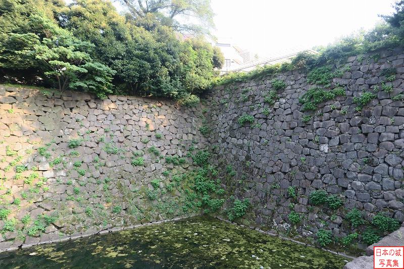 江戸城 清水門（高麗門） 清水門脇の水濠の最奥部。高い石垣が立ち上がる。清水門を抜けて道を進むと、右上の石垣上に登ることができる。