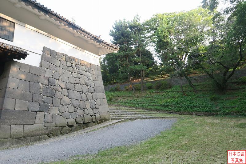 江戸城 清水門（櫓門） 清水門の櫓門を抜けて左に進む。道がさらに左に曲がり、坂を登っているのが分かる
