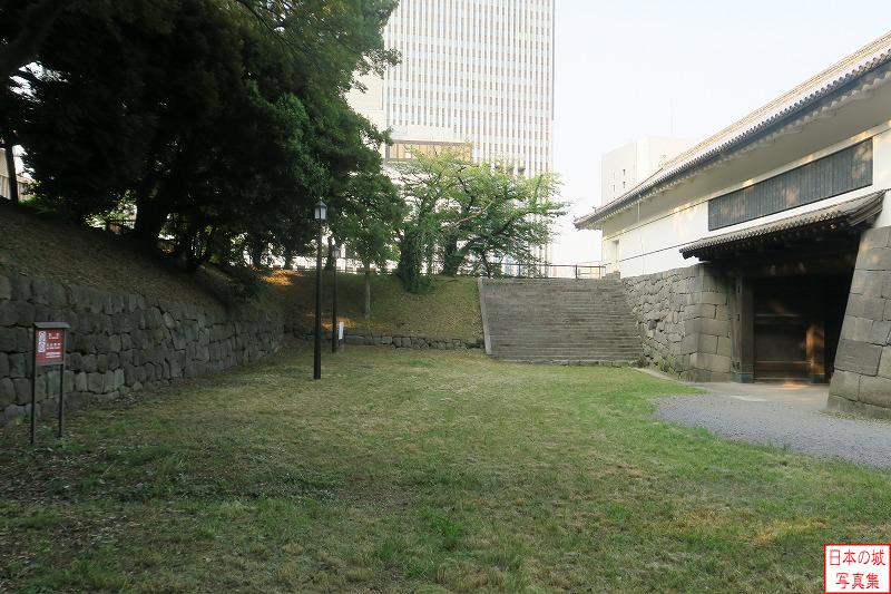 江戸城 清水門（櫓門） 清水門の櫓門を振り返って見る。櫓門に隣接して雁木がある。左手には石垣上に土塁がある