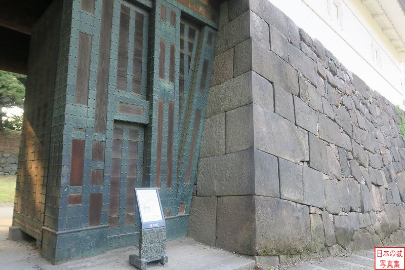 江戸城 清水門（櫓門） 清水門櫓門の右側のようす。門には木に鉄板が打ち付けられ、防御力を上げている。石垣は隅部はキッチリ切り出された石による切り込みハギ。