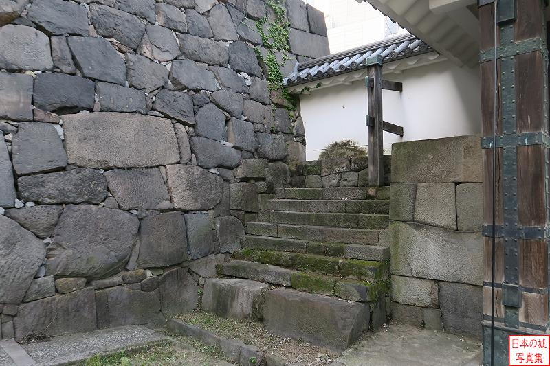 江戸城 清水門（高麗門） 清水門高麗門を内側から。左手には城壁に登る石段がある