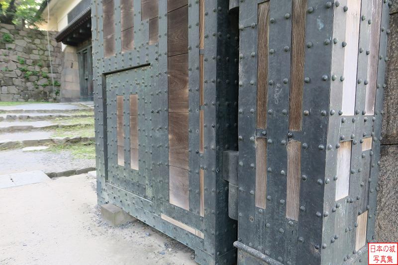 江戸城 清水門（高麗門） 清水門高麗門の門扉。鉄板が打ち付けられ防御力を上げている