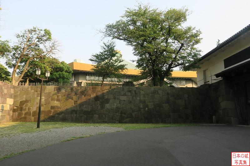 江戸城 田安門（櫓門） 高麗門を入ったところから見る田安門枡形のようす。右に櫓門が見える