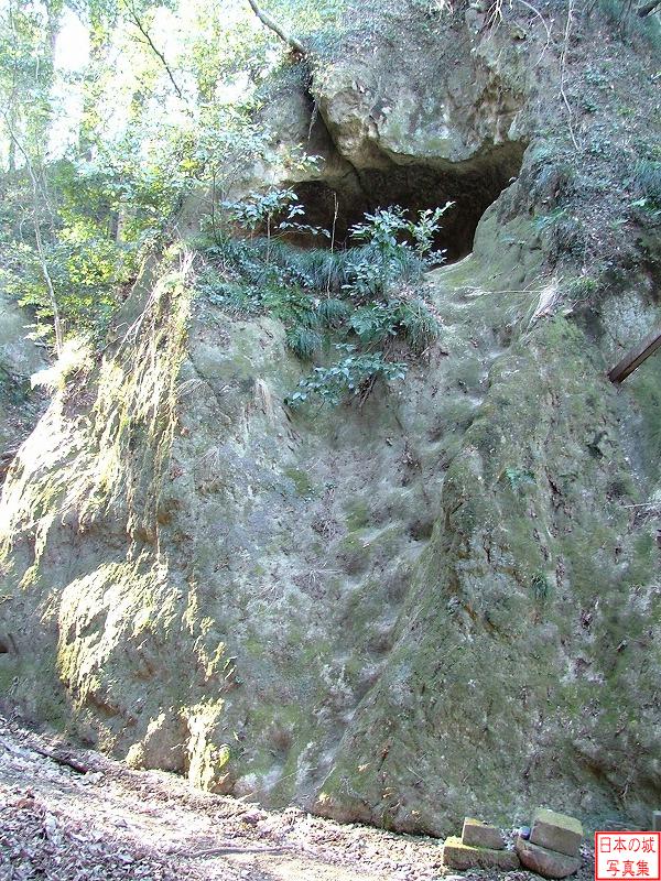 武蔵松山城 岩室観音堂 岩に穴へ登るための足場となる窪みが穿たれている。この穴の中にも石仏があるのか。