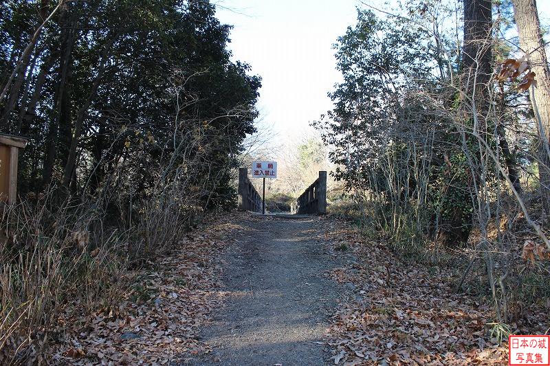 菅谷城 正坫門跡 正坫門跡前に復元された木橋。三ノ郭から見る。