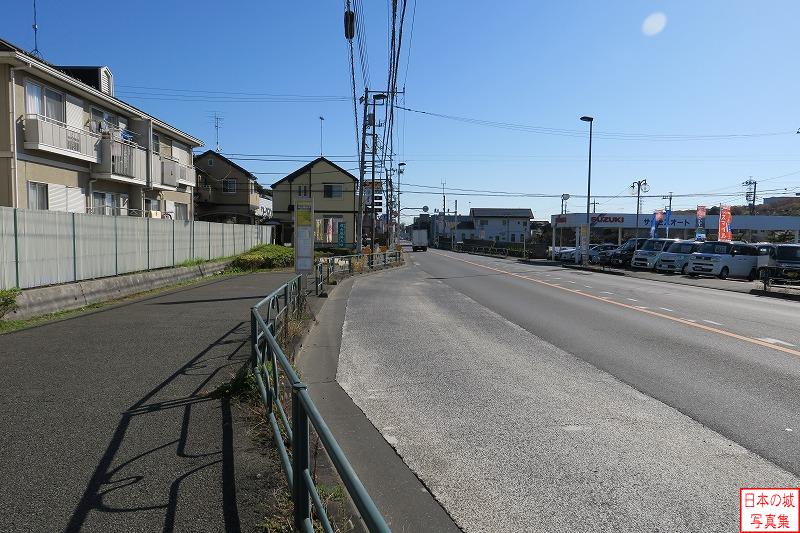 滝山城 城下から天野坂を登る 駐車場から東に歩くとバス停がある