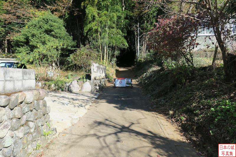 滝山城 城下から天野坂を登る 城の大手と言われる天野坂。道幅は現在は車が通れるよう広げられているが、かつては人一人が通れる程度であったと言う