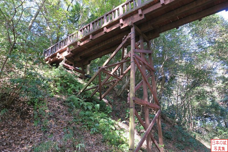 滝山城 引橋 当時の橋は敵兵が侵入してきた際には橋を本丸側に引いて、敵を渡らせない構造になっていた