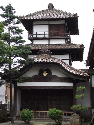 会津若松城 御三階。かつては本丸北東角に建てられていたが、今は市内の阿弥陀寺に移築されている。唐破風は本丸御殿の玄関の一部を移したもの。