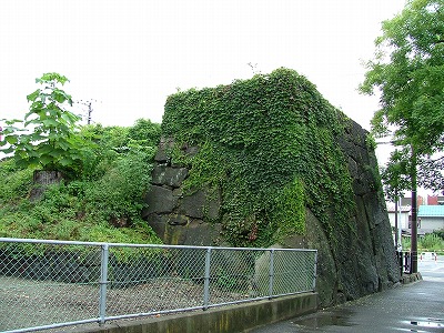 会津若松城 甲賀町口郭門跡の石垣を城内側から見る