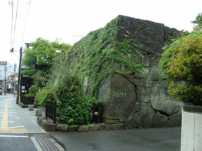 会津若松城 甲賀町口郭門跡の石垣。ここから内側が城内で、土塁が築かれ水堀がめぐらせれていた。
