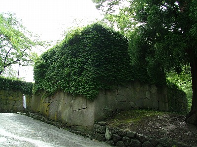 会津若松城 西の丸方面梅坂からの帯曲輪入口の石垣