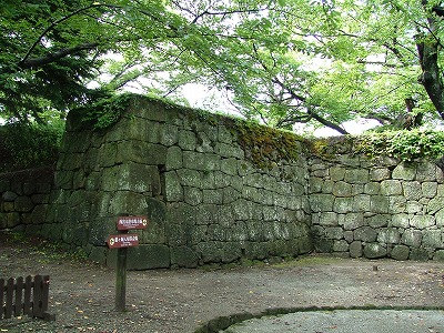 会津若松城 西の丸方面梅坂からの帯曲輪入口の石垣