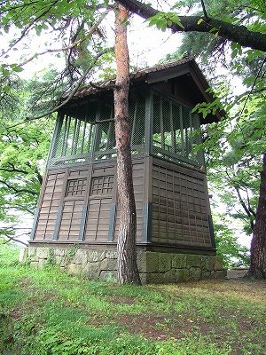 会津若松城 鐘撞堂。城内外に時を知らせる鐘があった。
