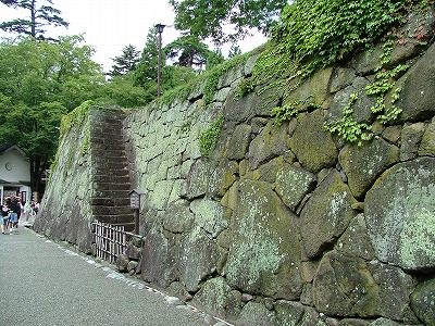 会津若松城 大手門石垣に登るために、V字型の階段である武者走りが設けられている