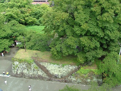 会津若松城 天守閣から見る北大手門石垣。V字型の武者走りが見える。