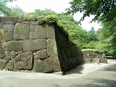 会津若松城 二の丸方面からの帯曲輪入口の石垣