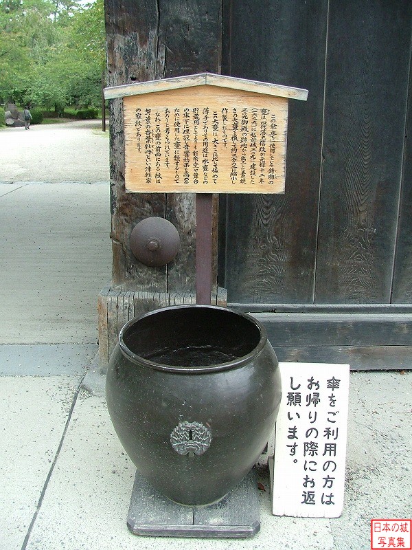 弘前城 追手門 城内の各門には傘を入れるための壷が置かれている。三の丸御殿の跡地から出土した素焼きの大甕を模して約三分の一に縮小し作製したもの。