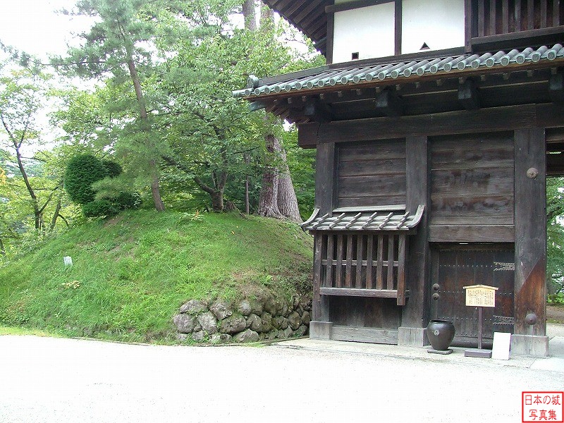 弘前城 南内門 門と土塁の接する箇所には石垣が用いられている